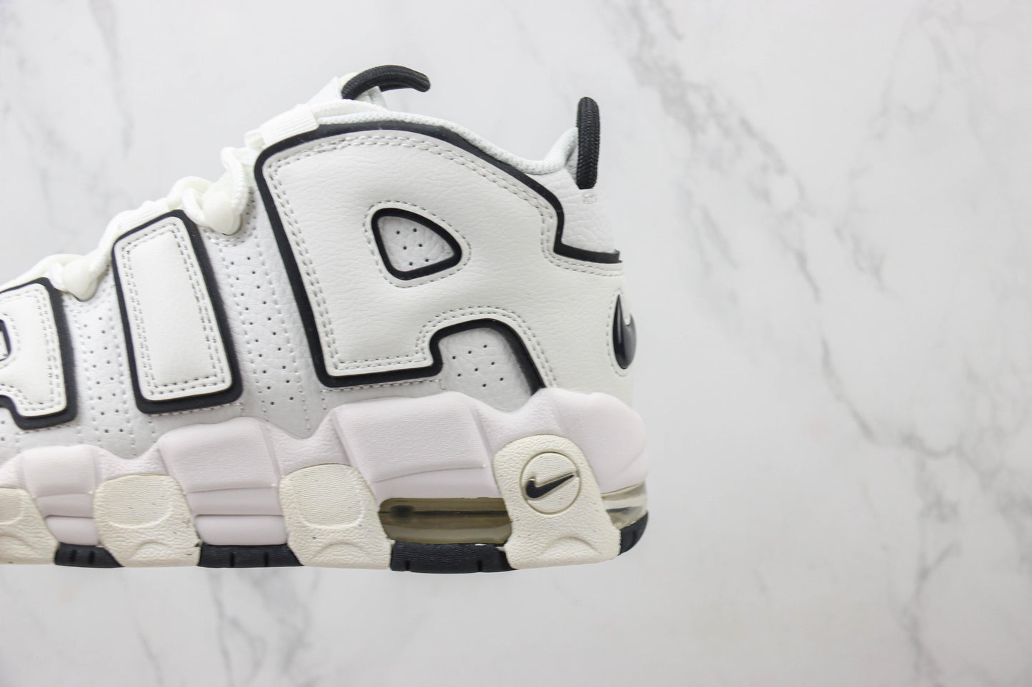NK Air More Uptempo Preto e Branco V44