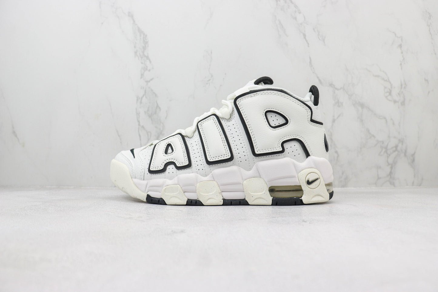 NK Air More Uptempo Preto e Branco V44