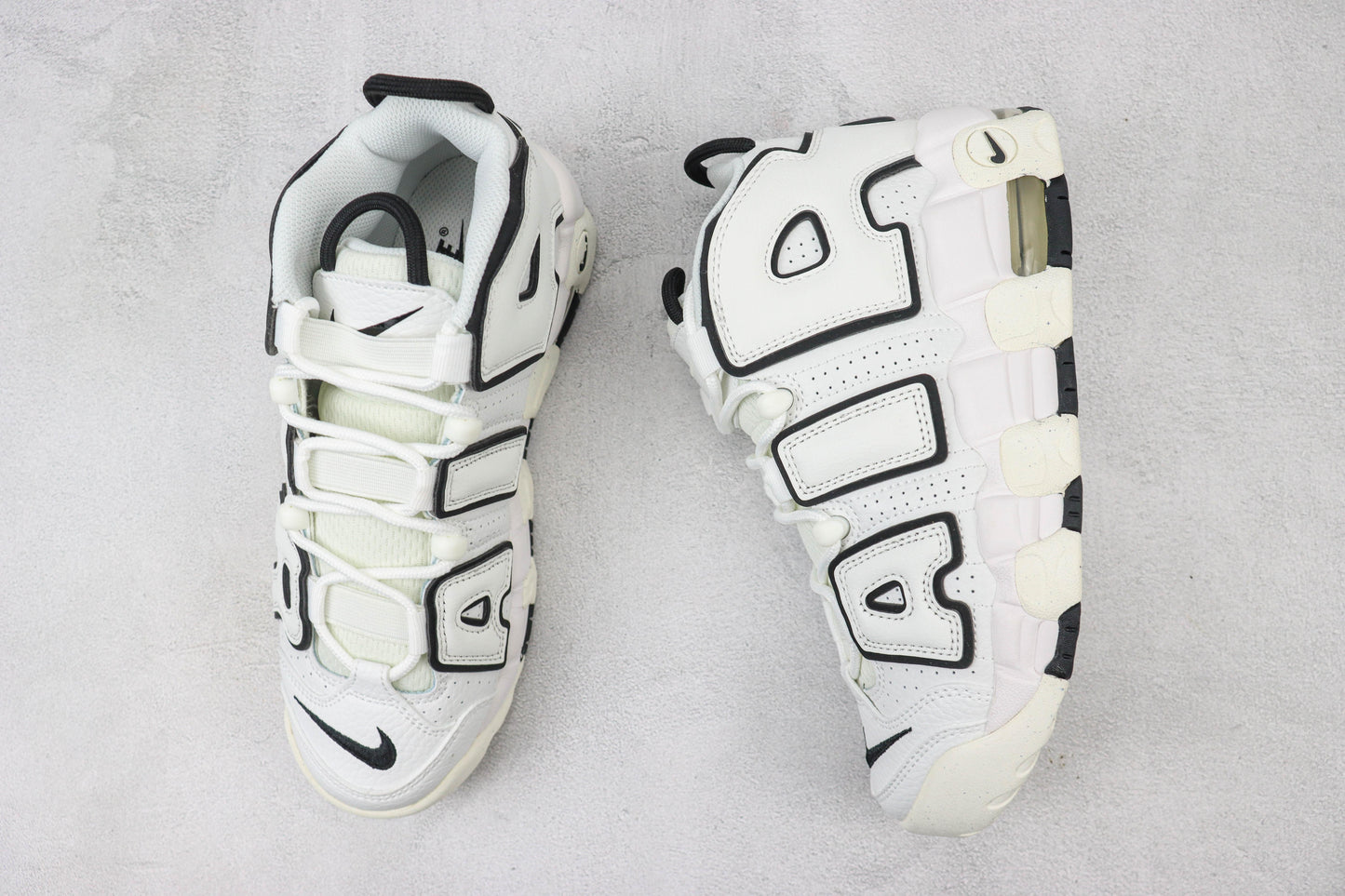 NK Air More Uptempo Preto e Branco V44