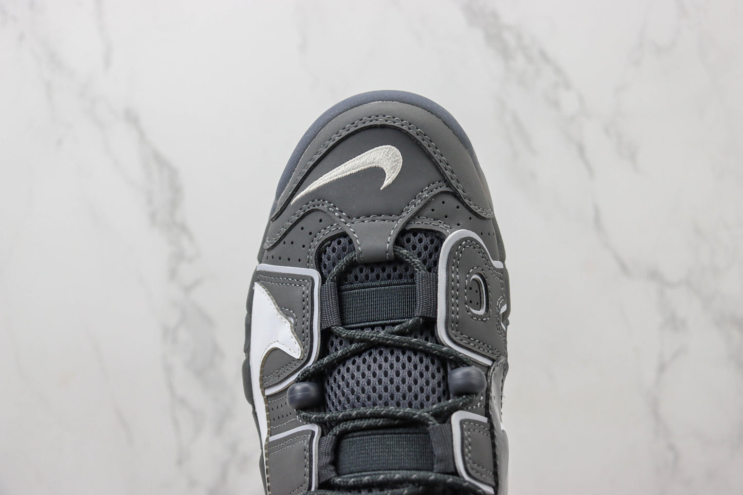 NK Air More Uptempo Preto e Branco V45