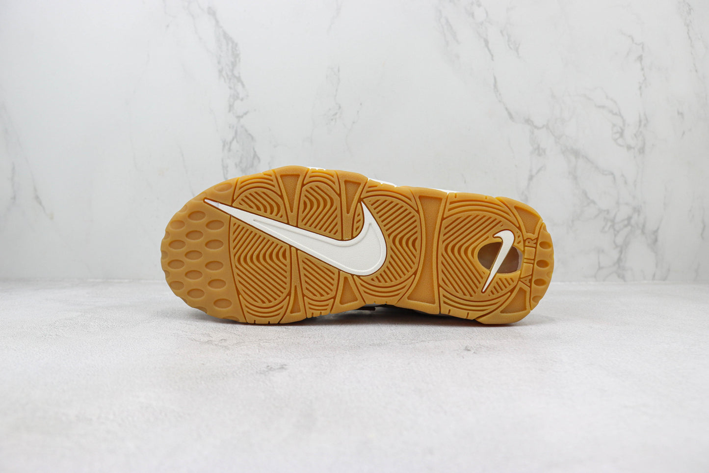 NK Air More Uptempo Marrom V43