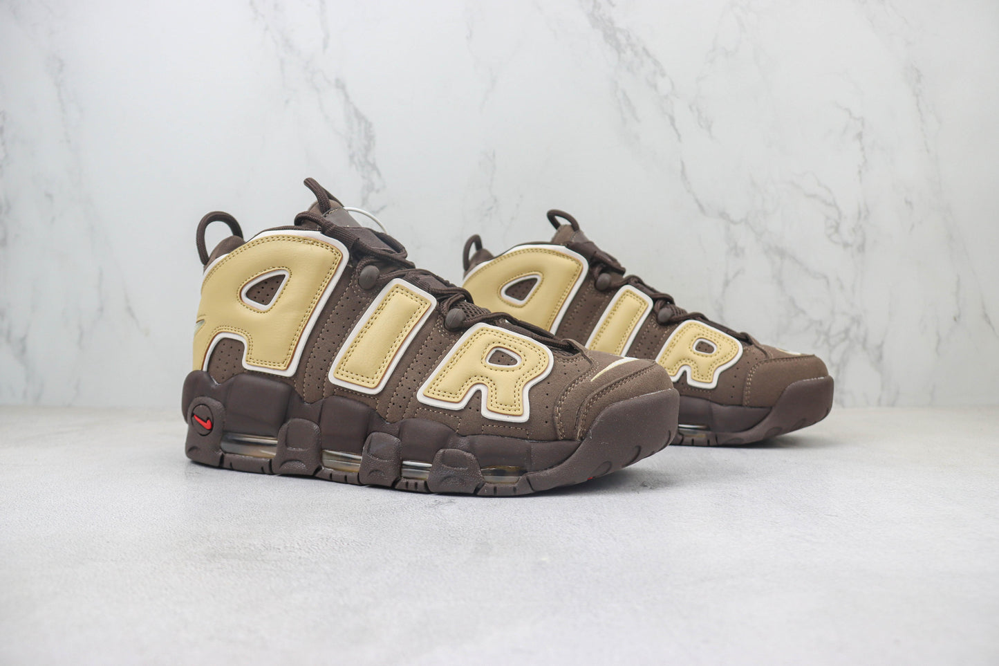 NK Air More Uptempo Marrom V40