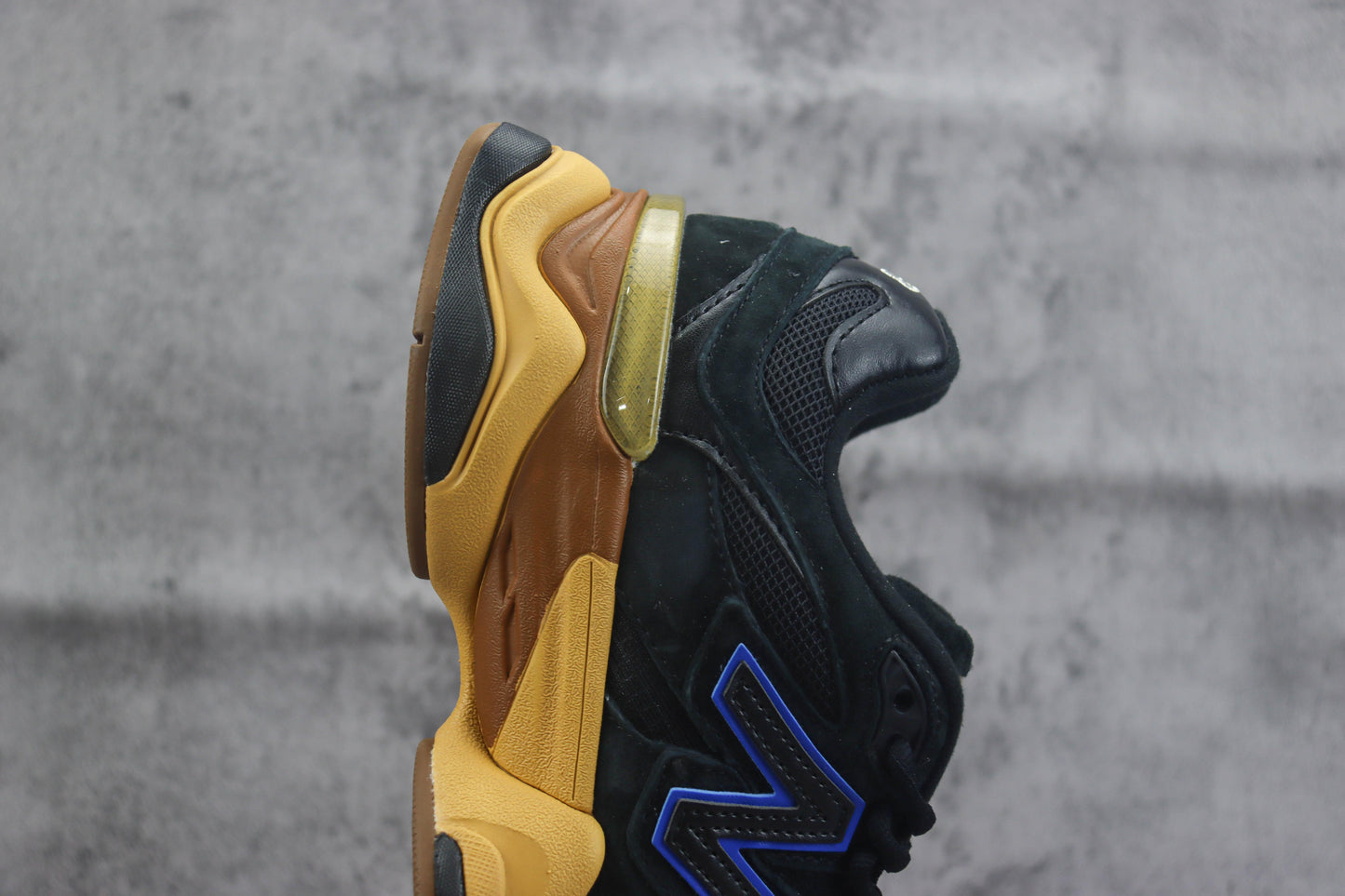 New Balance NB9060 Preto e Dourado