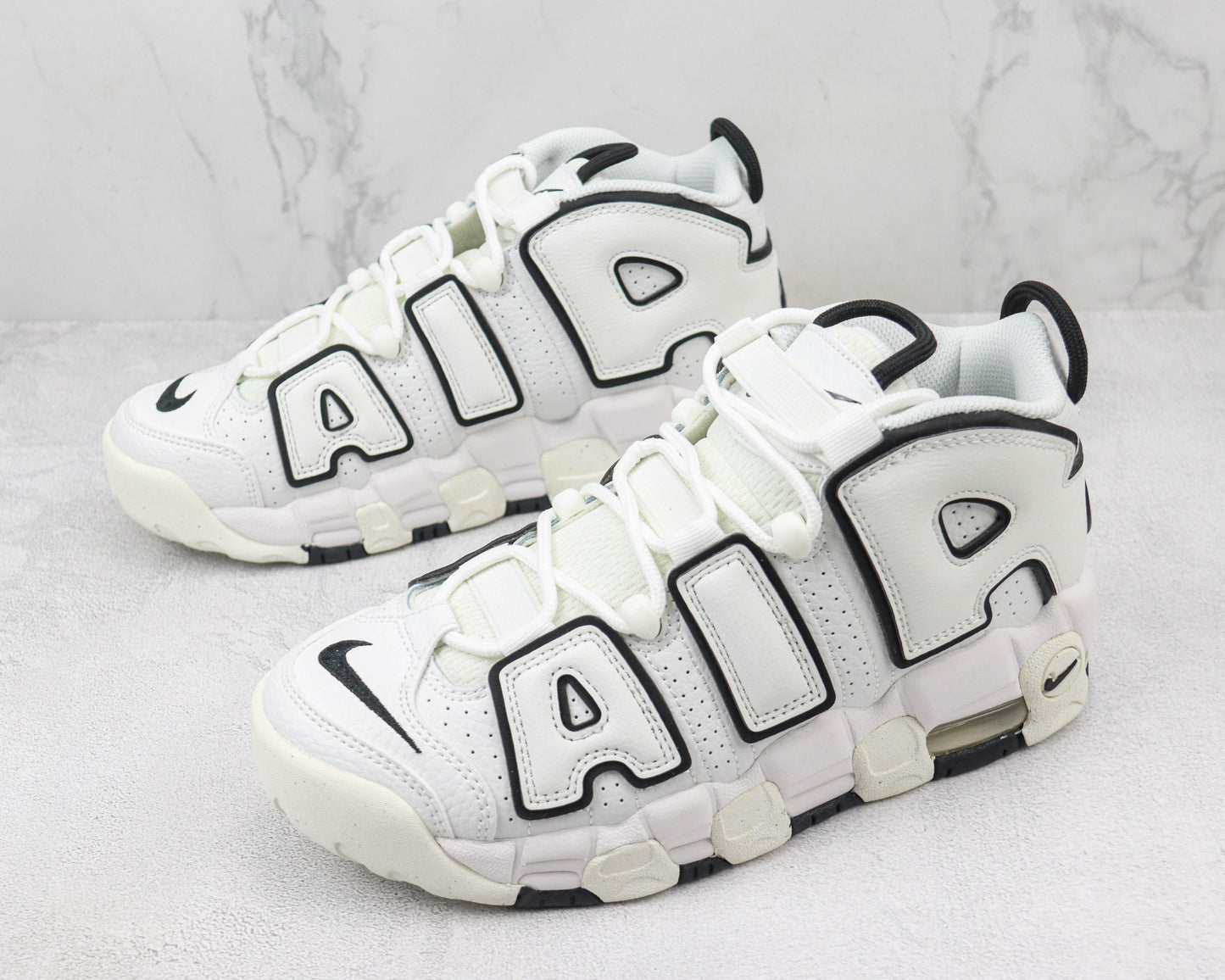 NK Air More Uptempo Preto e Branco V44