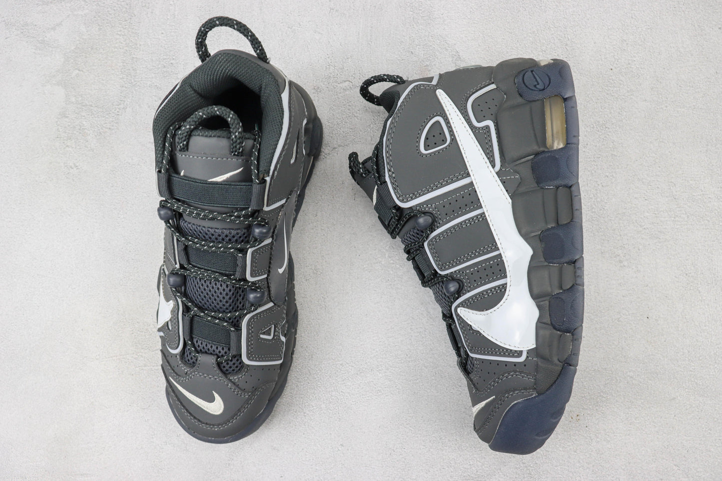 NK Air More Uptempo Preto e Branco V45