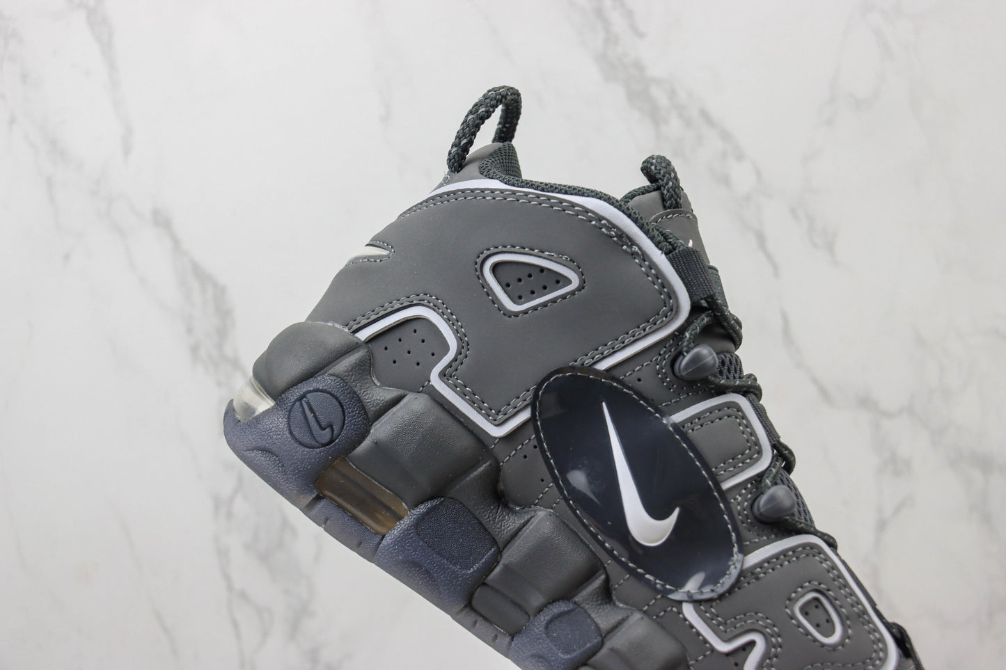 NK Air More Uptempo Preto e Branco V45