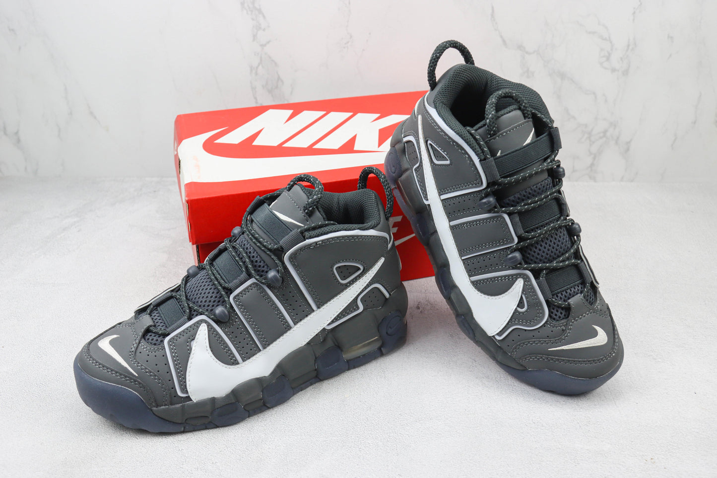 NK Air More Uptempo Preto e Branco V45