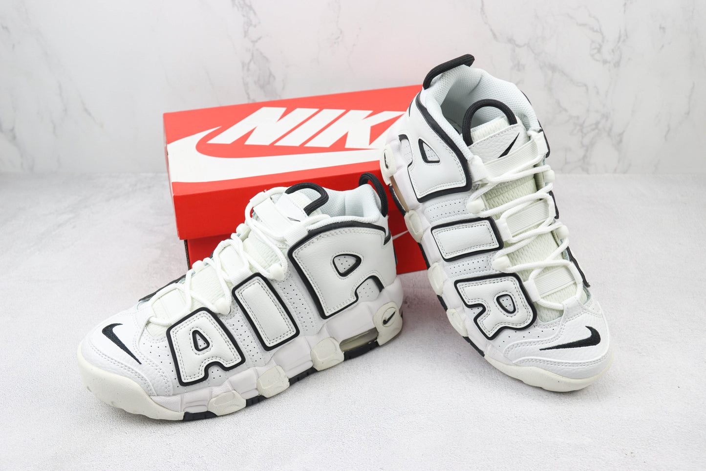 NK Air More Uptempo Preto e Branco V44