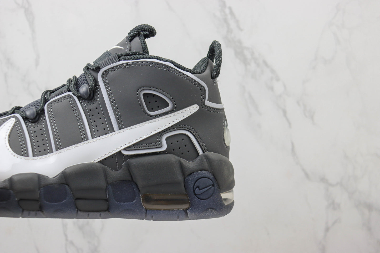 NK Air More Uptempo Preto e Branco V45