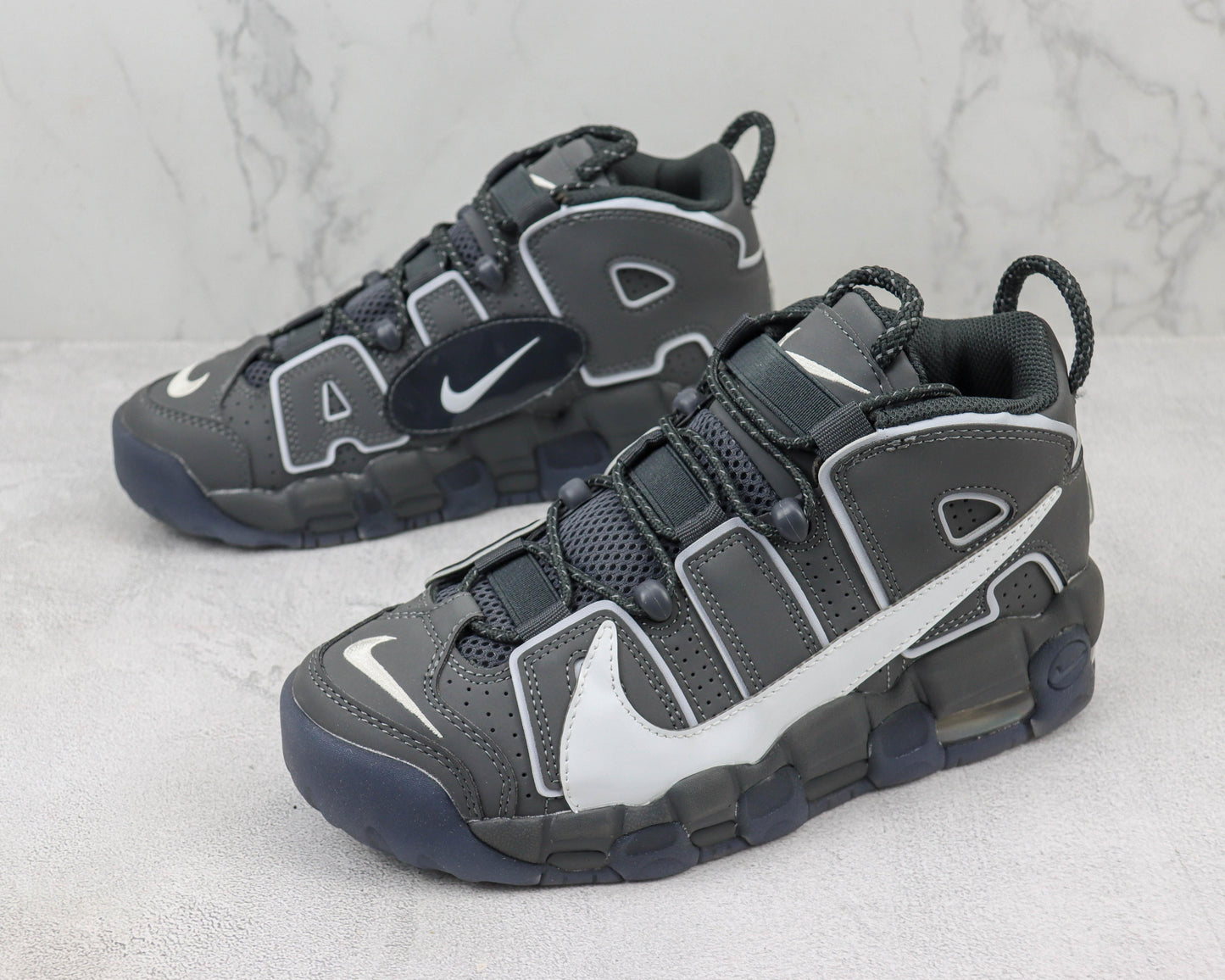NK Air More Uptempo Preto e Branco V45