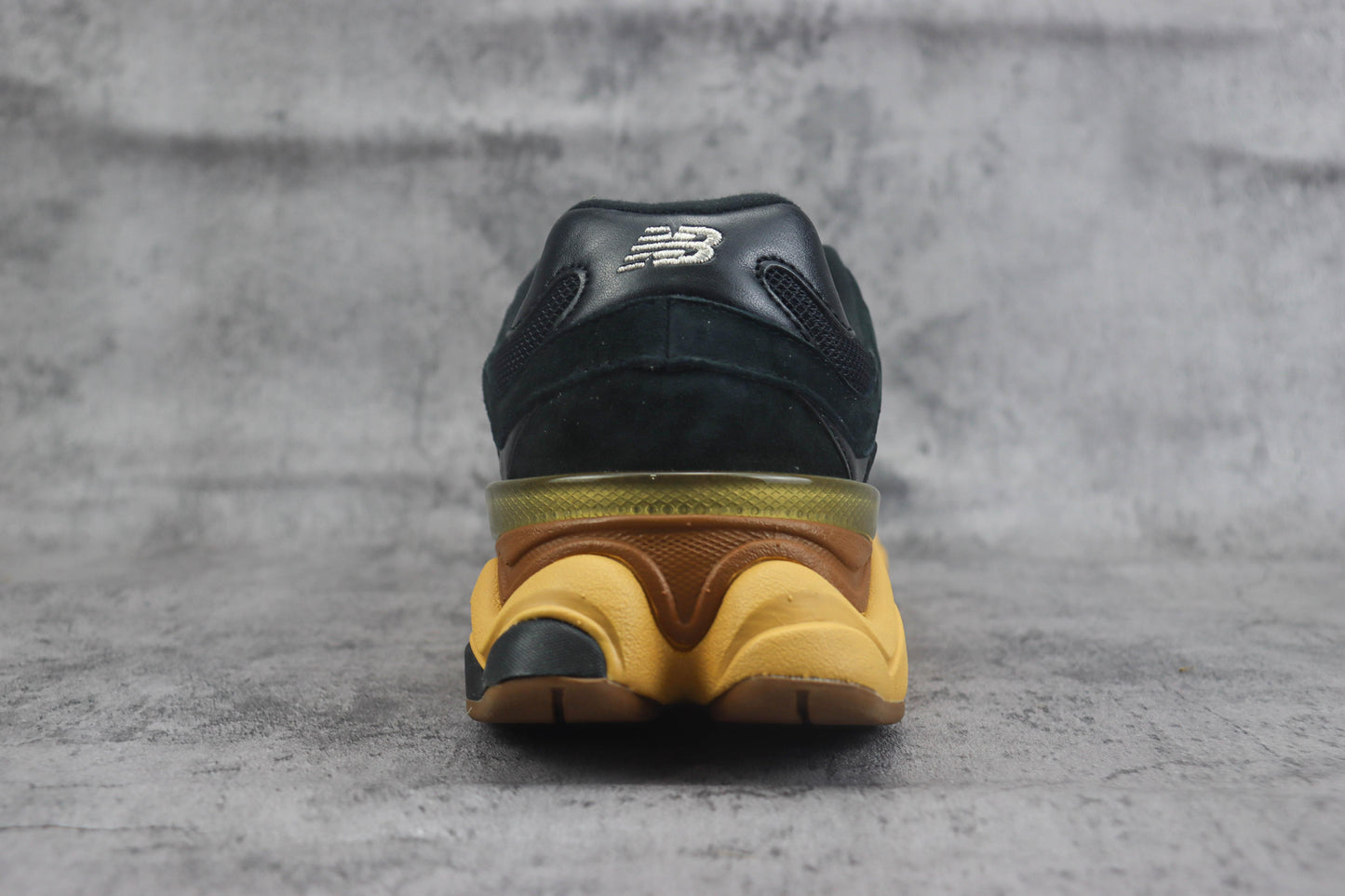 New Balance NB9060 Preto e Dourado