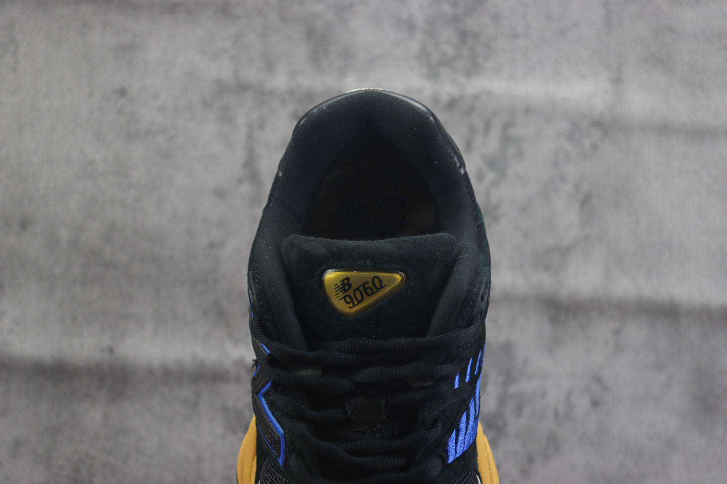 New Balance NB9060 Preto e Dourado