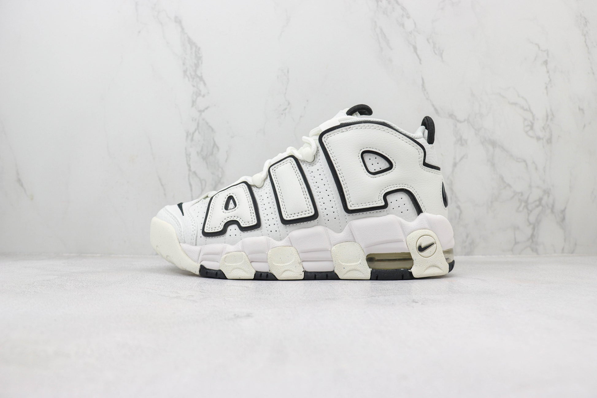 NK Air More Uptempo Preto e Branco  V44
