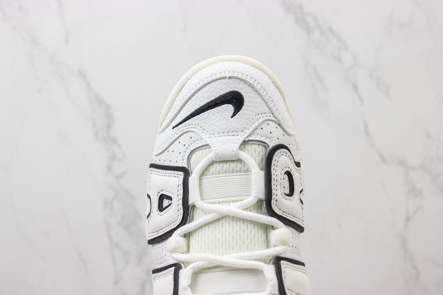NK Air More Uptempo Preto e Branco  V44