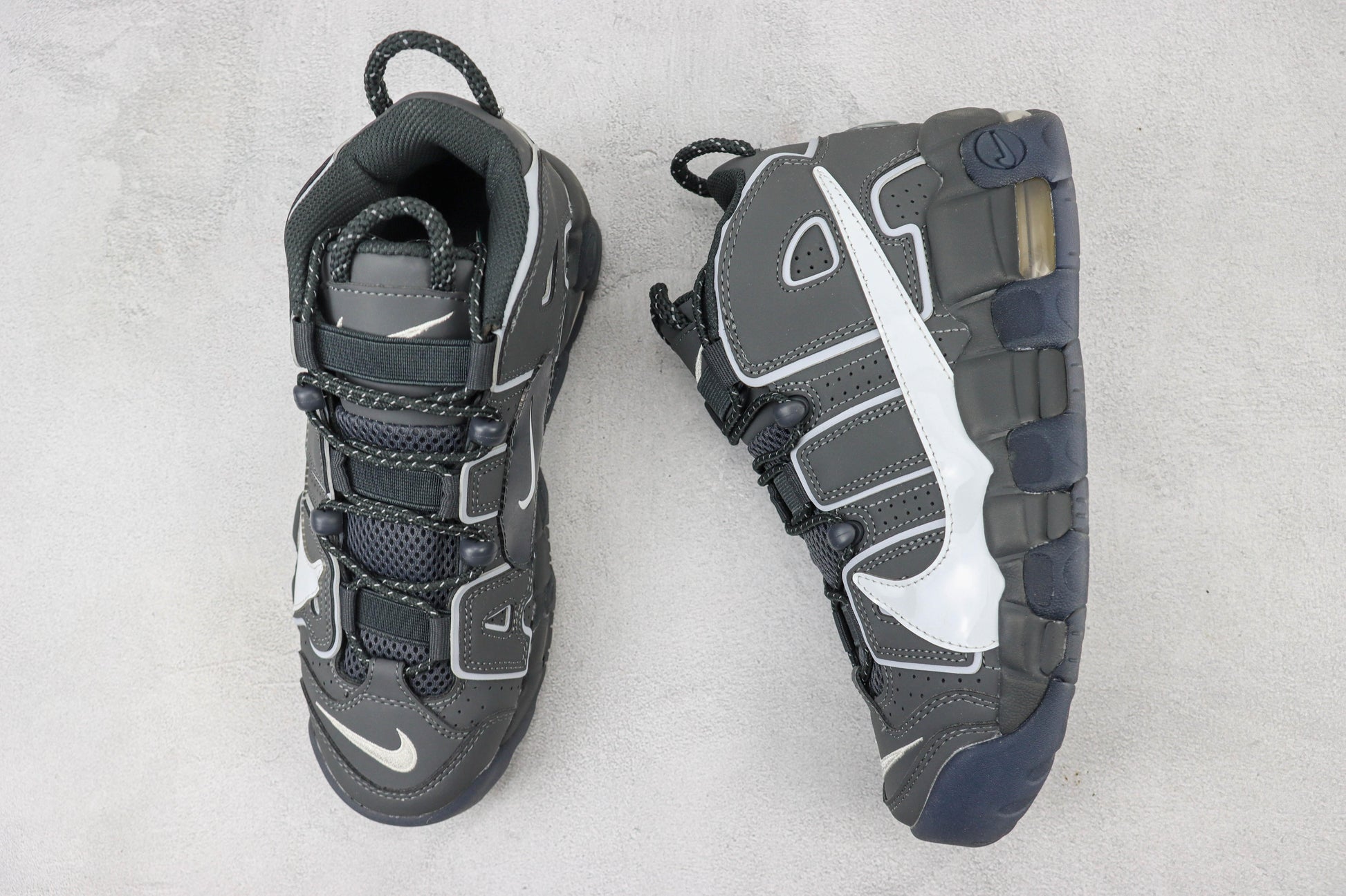 NK Air More Uptempo Preto e Branco  V45