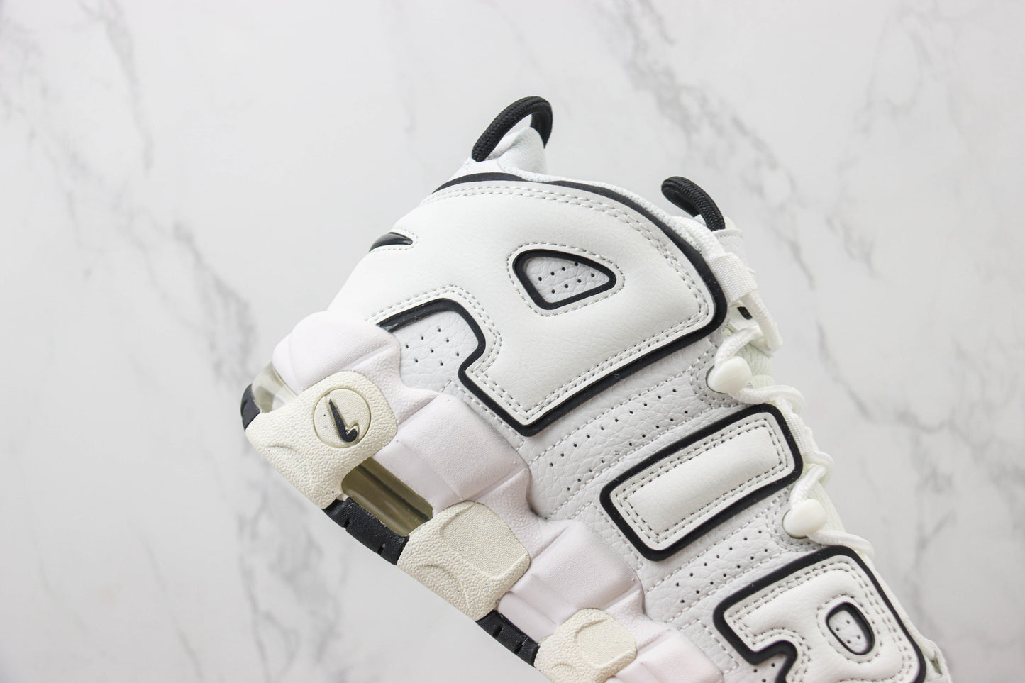 NK Air More Uptempo Preto e Branco  V44