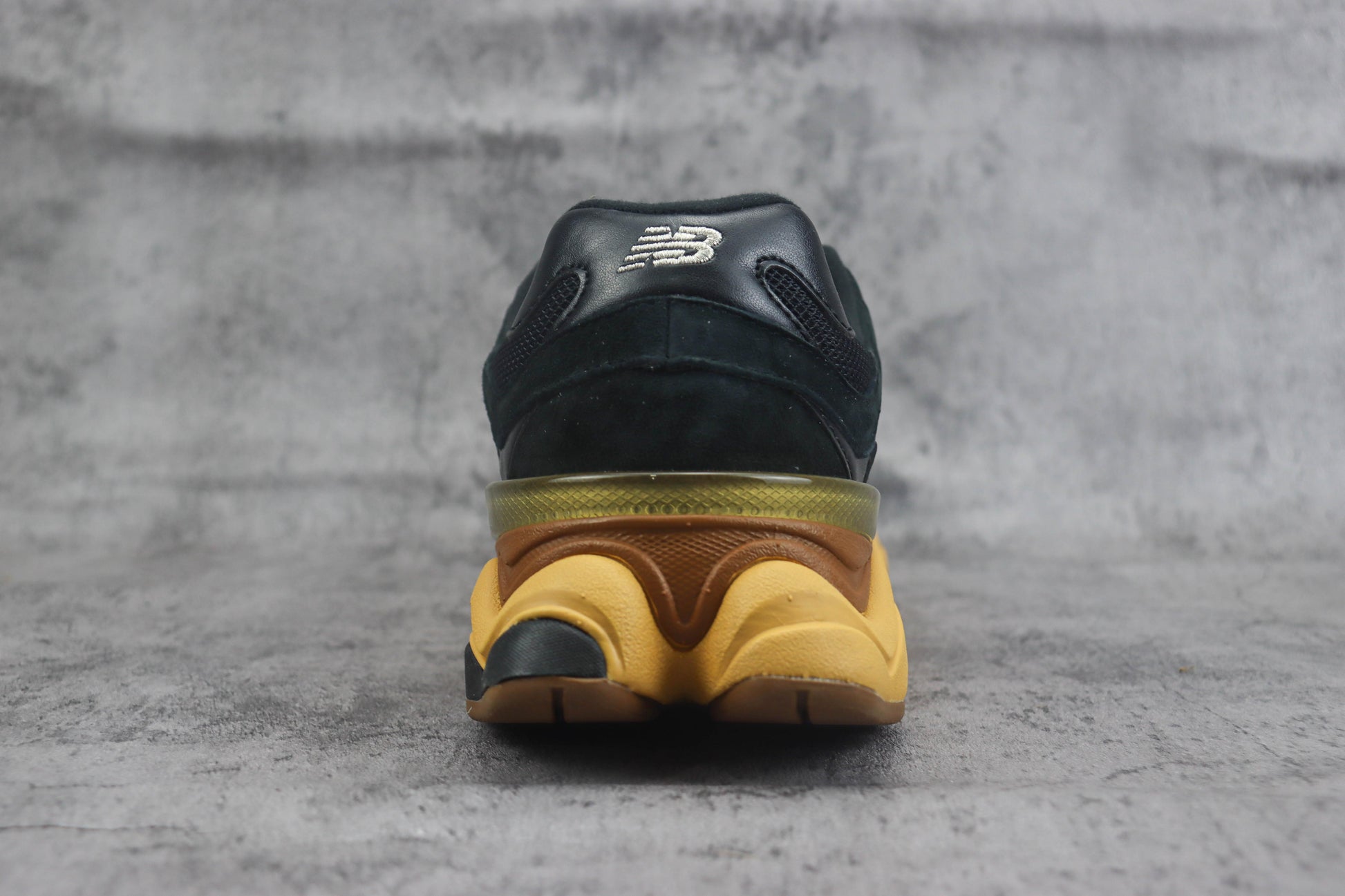 New Balance NB9060 Preto e Dourado