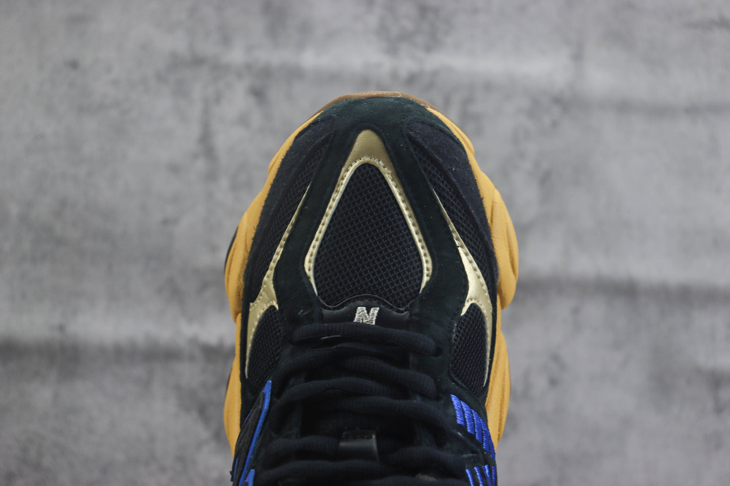 New Balance NB9060 Preto e Dourado