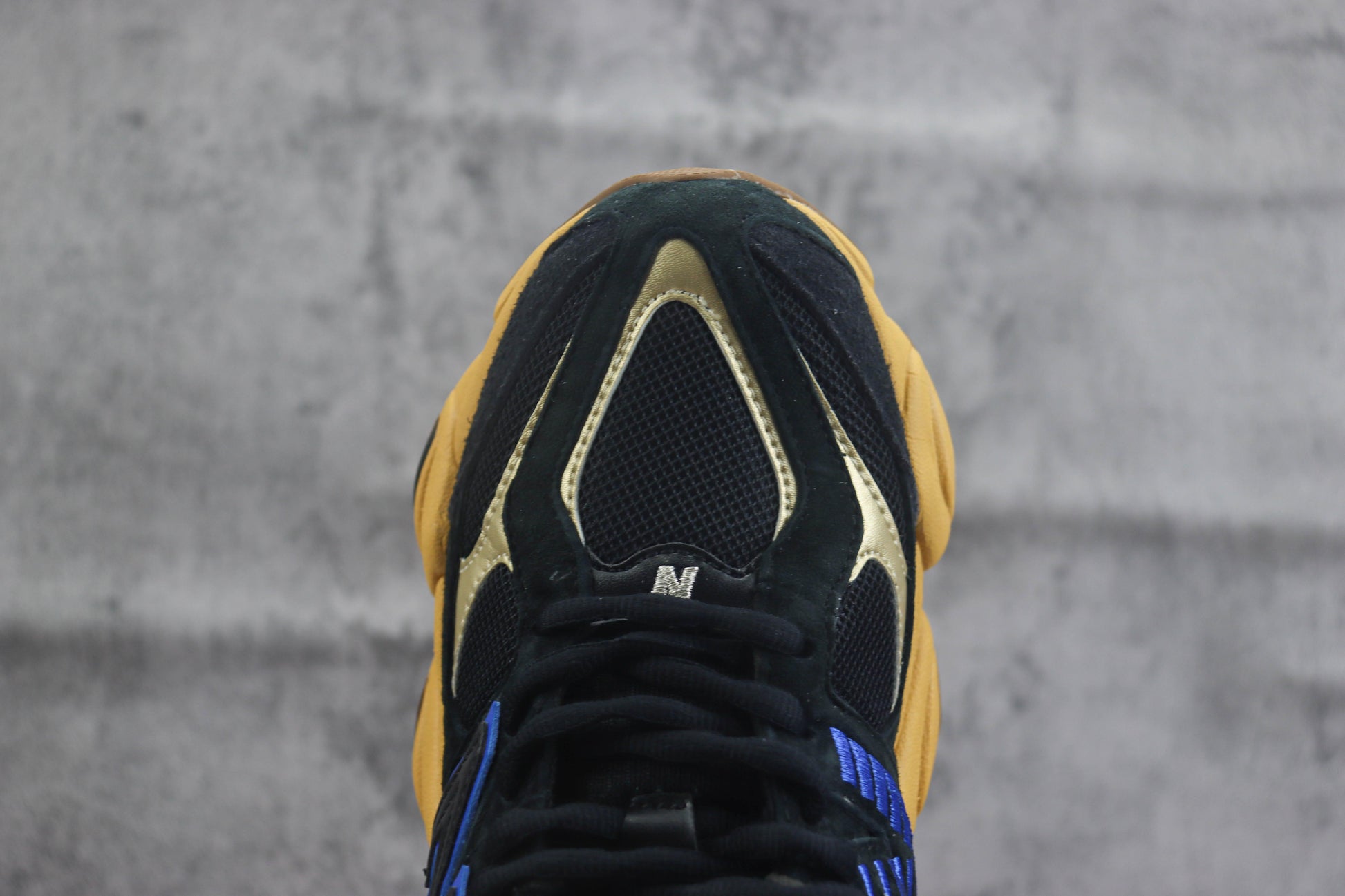 New Balance NB9060 Preto e Dourado